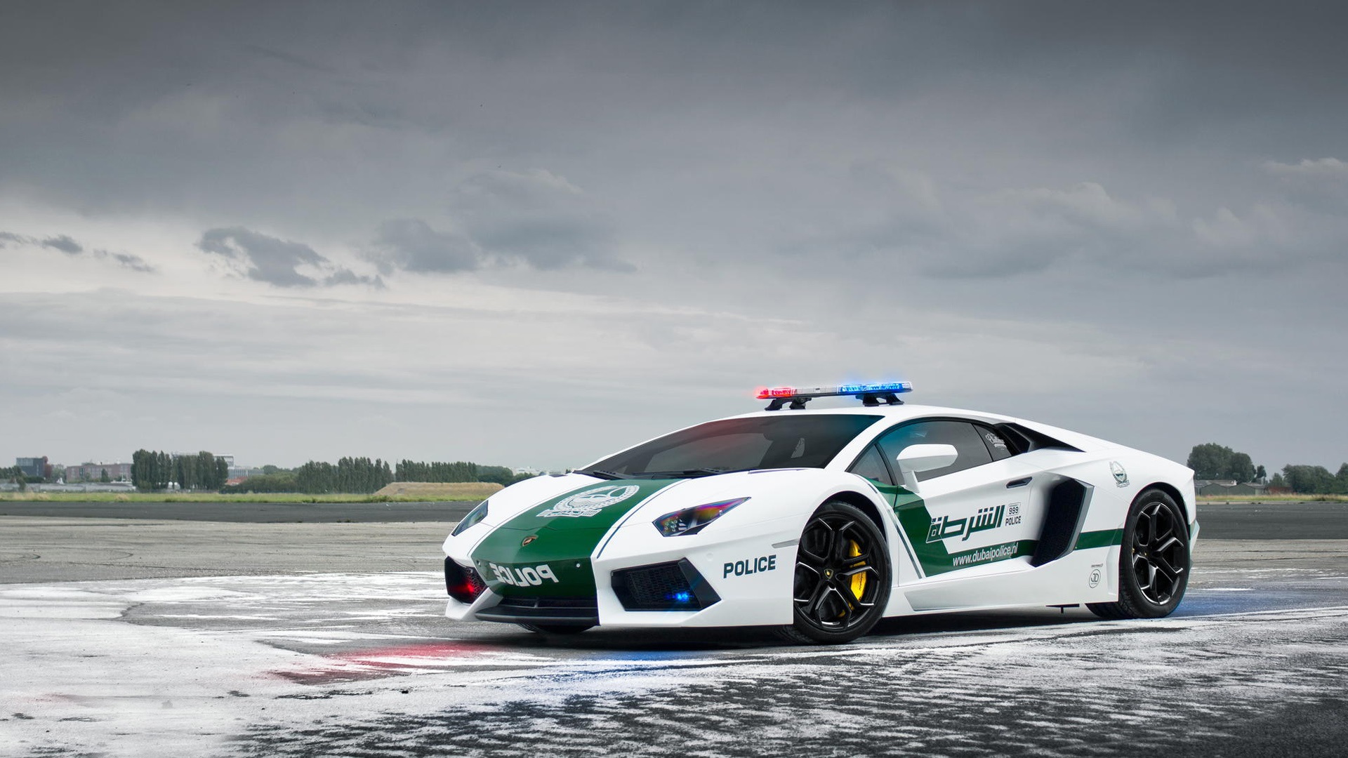 Obrázek auta Lamborghini Aventador jako policejní auto.